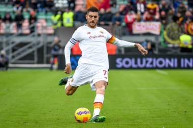 Roma 'dan Lorenzo Pellegrini İtalya futbolu Serie A maçı sırasında Venezia FC, İtalya' nın Venedik kentindeki Pier Luigi Penzo Stadyumu 'nda AS Roma' ya karşı savaşıyor.