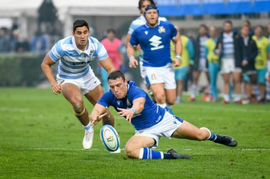 Paolo Garbisi (İtalya), Autumn Nations Cup ragbi karşılaşması 2021 'de, İtalya, Treviso, İtalya' daki Monigo stadyumunda, 13 Kasım 2021 'de Ettore Griffoni ile karşılaştı.