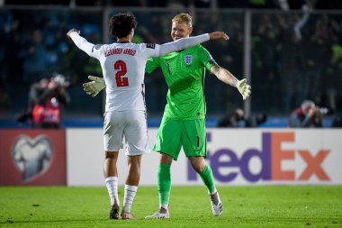 İngiliz Trent Alexander-Arnold FIFA Dünya Kupası Katar 2022 Dünya Kupası elemelerinde İngiliz Aaron Ramsdale 'e sarıldı - San Marino' daki San Marino Stadyumu 'nda San Marino' ya karşı İngiltere - 15 Kasım 2021