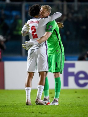 İngiliz Trent Alexander-Arnold FIFA Dünya Kupası Katar 2022 Dünya Kupası elemelerinde İngiliz Aaron Ramsdale 'e sarıldı - San Marino' daki San Marino Stadyumu 'nda San Marino' ya karşı İngiltere - 15 Kasım 2021