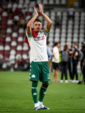Tasos Chatzijovanis (Panathinaikos), İtalya 'nın Trieste kentindeki Nereo Rocco Stadyumu' nda oynanan AC Milan-Panathinaikos FC dostluk karşılaşmasında taraftarları karşıladı.