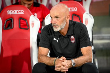 Stefano Pioli (Teknik Direktör AC Milan), İtalya 'nın Trieste kentindeki Nereo Rocco Stadyumu' nda oynanan AC Milan-Panathinaikos FC karşılaşmasında yedek kulübesinde portre olarak bulundu.