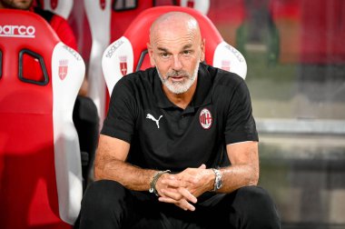 Stefano Pioli (Teknik Direktör AC Milan), İtalya 'nın Trieste kentindeki Nereo Rocco Stadyumu' nda oynanan AC Milan-Panathinaikos FC karşılaşmasında yedek kulübesinde portre olarak bulundu.