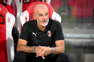 Stefano Pioli (Teknik Direktör AC Milan), İtalya 'nın Trieste kentindeki Nereo Rocco Stadyumu' nda oynanan AC Milan-Panathinaikos FC karşılaşmasında yedek kulübesinde portre olarak bulundu.