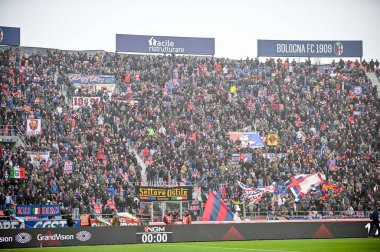 İtalya futbolu sırasındaki Bolonya taraftarları 21 Kasım 2021 'de İtalya' nın Bologna kentindeki Renato Dall 'Ara Stadyumu' nda oynanan Bologna FC - Venezia FC maçında Ettore Griffoni