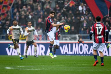 İtalyan futbolcu Riccardo Orsolini İtalya 'nın Bologna FC ile Venezia FC maçında 21 Kasım 2021' de İtalya 'nın Bologna kentindeki Renato Dall' Ara stadyumunda maç yapıyor.