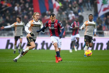 Bologna 'dan Gary Medel, İtalya' nın Bologna şehrinde 21 Kasım 2021 'de Venezuela' dan Dennis Johnsen 'a karşı oynadığı Bologna FC - Venezia FC maçı sırasında Bologna Dall' Ara Stadyumu 'nda