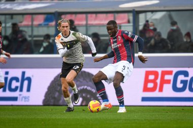 Bologna 'dan Adama Soumaoro İtalyan futbolcu Dennis Johnsen' a karşı İtalya 'nın Bologna şehrindeki Renato Dall' Ara Stadyumu 'nda oynanan Bologna FC-Venezia FC maçı sırasında 21 Kasım 2021' de oynanan maçta...