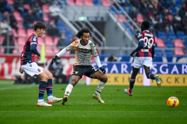 Bologna 'dan Aaron Hickey, İtalyan futbolcu Gianluca Busio tarafından İtalya' nın Bologna şehrindeki Renato Dall 'Ara Stadyumu' nda oynanan Bologna FC-Venezia FC maçı sırasında engellendi.