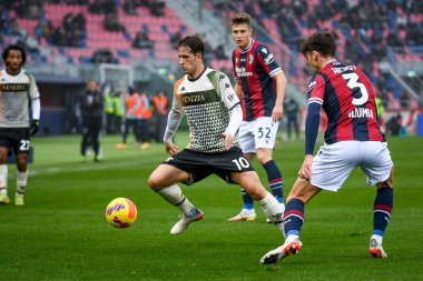 Venezia 'dan Mattia Aramu, İtalya' nın Bologna şehrinde 21 Kasım 2021 tarihinde oynanan Renato Dall 'Ara Stadyumu' nda Bologna 'dan Aaron Hickey (İtalyan futbolu sırasında Bologna) Bologna FC ile Venezia FC karşılaşması