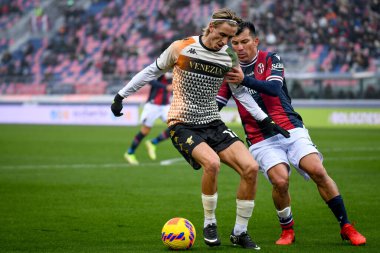 Venezia 'dan Dennis Johnsen İtalyan futbolcu Gary Medel tarafından 21 Kasım 2021' de İtalya 'nın Bologna kentindeki Renato Dall' Ara Stadyumu 'nda oynanan Bologna FC-Venezia FC maçı sırasında engellendi.