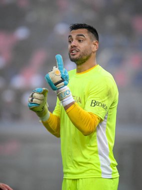 Venezia 'dan Sergio Romero 21 Kasım 2021' de İtalya 'nın Bologna kentinde Renato Dall' Ara Stadyumu 'nda oynanan Bologna FC maçında tepki gösterdi.