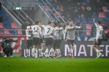 Venezia 'dan David Okereke 21 Kasım 2021' de İtalya 'nın Bologna kentindeki Renato Dall' Ara Stadyumu 'nda oynanan Bologna FC-Venezia FC maçında 0-1' lik gol attıktan sonra kutluyor.