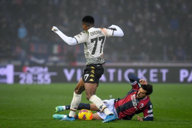 Venezia 'dan David Okereke, İtalyan futbolcu Nicola Sansone tarafından 21 Kasım 2021' de İtalya 'nın Bologna kentindeki Renato Dall' Ara Stadyumu 'nda oynanan Bologna FC-Venezia FC maçı sırasında engellendi.