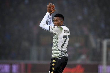 Venezia 'dan David Okereke 21 Kasım 2021' de İtalya 'nın Bologna kentindeki Renato Dall' Ara Stadyumu 'nda oynanan Bologna FC-Venezia FC maçında 0-1' lik gol attıktan sonra kutluyor.