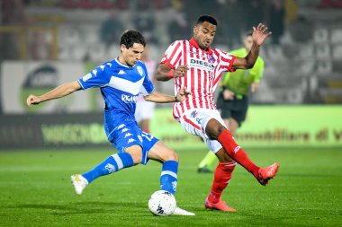 Andrea Cistana (Brescia), İtalya Futbol Şampiyonası Ligi BKT LR Vicenza-Brescia Calcio maçında 20 Kasım 2021 'de İtalya' nın Vicenza kentindeki Stadyum Romeo Menti 'de Davide Diaw (Vicenza) tarafından engellendi.