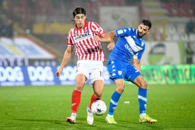Filippo Ranocchia (Vicenza), 20 Kasım 2021 'de İtalya Futbol Şampiyonası Ligi BKT LR Vicenza-Brescia Calcio Stadyumu Romeo Menti maçında Mehdi Leris (Brescia) tarafından engellendi.