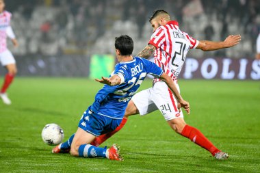 Marco Calderoni (Vicenza) İtalyan Futbol Şampiyonası Ligi BKT LR Vicenza-Brescia Calcio maçında Dimitri Bisoli (Brescia) tarafından 20 Kasım 2021 'de İtalya' nın Vicenza kentinde oynanan Stadyumda durduruldu.