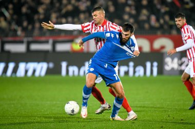 Riad Bajiç (Brescia), İtalya Futbol Şampiyonası Ligi BKT Vicenza-Brescia Calcio maçında Emanuele Padella (Vicenza) tarafından 20 Kasım 2021 'de İtalya' nın Vicenza kentinde oynanan Stadyum Romeo Menti 'de engellendi.