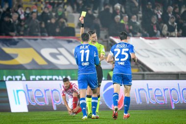 Maçın hakemi Eugenio Abbattista, İtalya Futbol Şampiyonası Ligi BKT Vicenza-Brescia Calcio maçında İtalya 'nın Vicenza kentinde 20 Kasım 2021' de oynanan Stadio Romeo Menti maçında Riad Bajiç 'e (Brescia) sarı kart gösterdi.