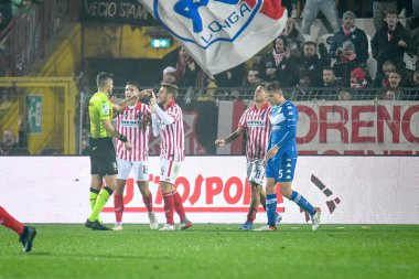 Loris Zonta (Vicenza), İtalya Futbol Şampiyonası Ligi BKT LR Vicenza-Brescia Calcio maçında 20 Kasım 2021 'de İtalya' nın Vicenza kentindeki Romeo Menti Stadyumu 'nda Eugenio Abbattista' nın hakemi ile protesto etti.