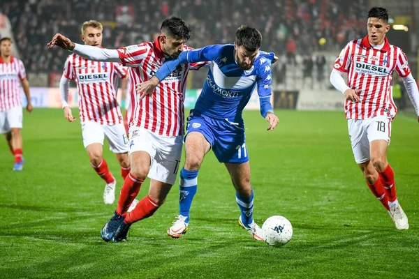 Riad Bajiç (Brescia) İtalya Futbol Şampiyonası Ligi BKT LR Vicenza-Brescia Calcio maçında Riccardo Brosco (Vicenza) 'ya karşı 20 Kasım 2021' de Vicenza, İtalya 'daki Stadio Romeo Menti' de mücadele etti.