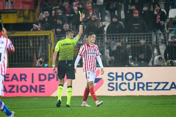Maçın hakemi Eugenio Abbattista, İtalya Futbol Şampiyonası Ligi BKT LR Vicenza Brescia Calcio 'ya karşı 20 Kasım 2021' de İtalya 'nın Vicenza kentindeki Stadio Romeo Menti' de oynanan maçta Alessandro Di Pardo 'ya (Vicenza) sarı kart gösteriyor.