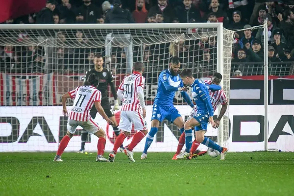 İtalya Futbol Şampiyonası Ligi BKT Vicenza-Brescia Calcio maçında Tom van de Looi (Brescia) tarafından 20 Kasım 2021 'de İtalya' nın Vicenza kentinde oynanan Stadio Romeo Menti 'de oynanan faul maçında oynanan gol sahasında Davide Diaw (Vicenza)' ya karşı faul.