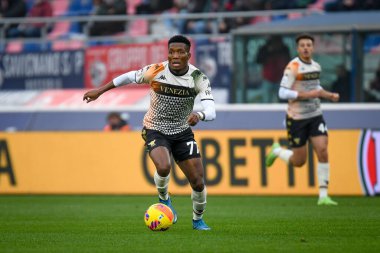 Venezia 'nın David Okereke portresi İtalyan futbolu Serie A karşılaşmasında Bologna FC - Venezia FC maçı sırasında İtalya' nın Bologna şehrinde yer alan Renato Dall & # 39; Ara stadyumunda 21 Kasım 2021