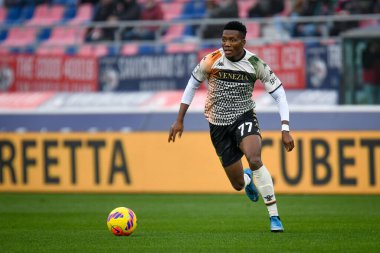 Venezia 'nın David Okereke portresi İtalyan futbolu Serie A karşılaşmasında Bologna FC - Venezia FC maçı sırasında İtalya' nın Bologna şehrinde yer alan Renato Dall & # 39; Ara stadyumunda 21 Kasım 2021