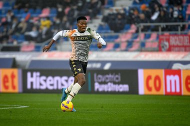 Venezia 'nın David Okereke portresi İtalyan futbolu Serie A karşılaşmasında Bologna FC - Venezia FC maçı sırasında İtalya' nın Bologna şehrinde yer alan Renato Dall & # 39; Ara stadyumunda 21 Kasım 2021