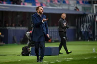Venezia teknik direktörü Paolo Zanetti, İtalya 'nın Bologna FC-Venezia FC maçında 21 Kasım 2021' de İtalya 'nın Bologna kentindeki Renato Dall & # 39; Ara stadyumunda jest yapıyor.