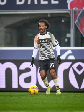 Venezia 'nın Gianluca Busio portresi İtalyan futbolu Serie A maçında Bologna FC - Venezia FC maçı sırasında İtalya' nın Bologna şehrindeki Renato Dall & # 39; Ara stadyumunda, 21 Kasım 2021