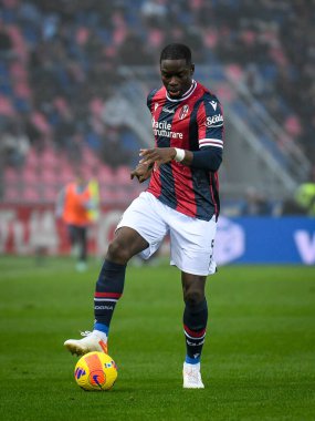 Bologna 'nın Adama Soumaoro portresi İtalyan futbolu Serie A maçında Bologna FC - Venezia FC maçı sırasında İtalya' nın Bologna şehrindeki Renato Dall & # 39; Ara Stadyumu 'nda 21 Kasım 2021