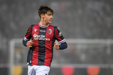 İtalya 'nın Bologna şehrinde 21 Kasım 2021' de Renato Dall & # 39; Ara Stadyumu 'nda oynanan İtalya futbolu Serie A maçında Bologna FC ile Venezia FC karşılaşması sırasında çekilen Aaron Hickey portresi: