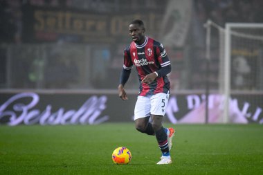 Bologna 'nın Adama Soumaoro portresi İtalyan futbolu Serie A maçında Bologna FC - Venezia FC maçı sırasında İtalya' nın Bologna şehrindeki Renato Dall & # 39; Ara Stadyumu 'nda 21 Kasım 2021