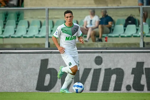 Giacomo Raspadori (Sassuolo) İtalyan futbol takımı Serie A 'nın 21 Ağustos 2021' de İtalya 'nın Verona kentinde Marcantonio Bentegodi Stadyumu' nda Hellas Verona FC 'ye karşı ABD Sassuolo (portreler) maçı sırasında görev başında.
