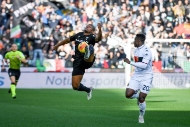 Samir Caetano de Souza Santos (Udinese), İtalya 'nın Udine şehrindeki Dacia Arena Stadyumu' nda oynanan Udinese Calcio - Cenova CFC maçında Caleb Ekuban (Cenova) tarafından engellendi.