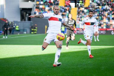 Stefano Sturaro (Genoa) İtalya futbol takımı Serie A 'nın Udinese Calcio ile Cenova CFC maçında Udine, İtalya' da Dacia Arena Stadyumu 'nda 28 Kasım 2021' de oynandı.