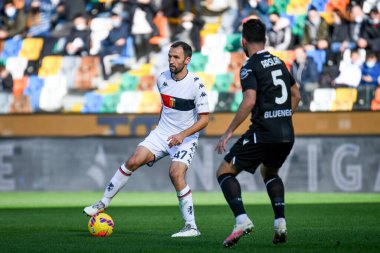 Milan Badelj (Ceneviz) İtalya 'nın Udine kentinde oynanan Udinese Calcio - Dacia Arena Stadyumu - 28 Kasım 2021' de Udine 'de oynanan Udinese Calcio - Udinese CFC maçında Tolgay Arslan (Udinese)' a karşı eylemde.