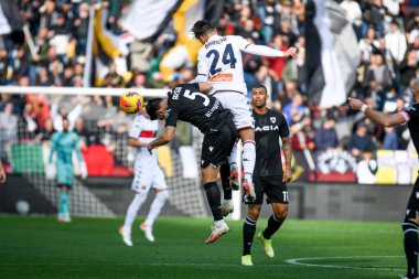 İtalya 'nın Udine şehrindeki Dacia Arena Stadyumu' nda oynanan Udinese Calcio-Genoa maçı sırasında Flavio Bianchi (Ceneviz) tarafından engellenen Tolgay Arslan (Udinese) lideri.