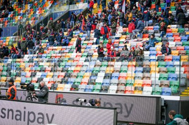 Cenova taraftarlarının İtalya 'nın Udine şehrindeki Dacia Arena Stadyumu' nda oynanan Udinese Calcio-Genoa CFC maçında İtalyan futbolu takımı Serie A 'nın bayrağını indirmek zorunda kalmasının ardından tribün boş kaldı.