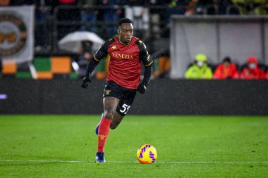 Venezia 'dan Ridgeciano Haps İtalyan futbolu Serie A maçında Venezia FC ile Inter FC arasında 27 Kasım 2021' de Venedik 'teki Pier Luigi Penzo Stadyumu' nda oynanan portrede görülüyor.