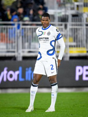 İtalya futbol takımı Serie A maçında Inter 'in Denzel Dumfries portresi Venezia FC ile Inter FC arasında Venedik, İtalya' daki Pier Luigi Penzo Stadyumu 'nda 27 Kasım 2021' de oynanmıştır.