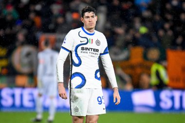 İtalya futbol takımı Serie A maçında Inter 'in Alessandro Bastoni portresi Venezia FC ile Venezia FC arasında Venedik, İtalya' daki Pier Luigi Penzo Stadyumu 'nda oynanmıştır.