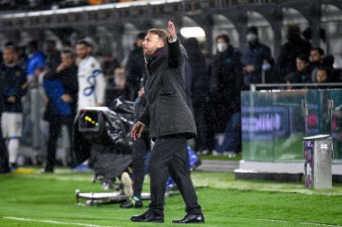Venezia teknik direktörü Paolo Zanetti, İtalya 'nın Venedik şehrindeki Pier Luigi Penzo Stadyumu' nda Venezia FC-Inter FC maçında 27 Kasım 2021 'de Ettore Griffoni' ye jest yaptı.