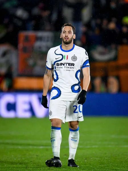 İtalya futbolu Serie A maçında Inter 'in Hakan Calhanoğlu portresi Venezia FC ile Venezia FC arasında Venedik, İtalya' daki Pier Luigi Penzo Stadyumu 'nda 27 Kasım 2021 - Fotoğraf: Ettore Griffoni
