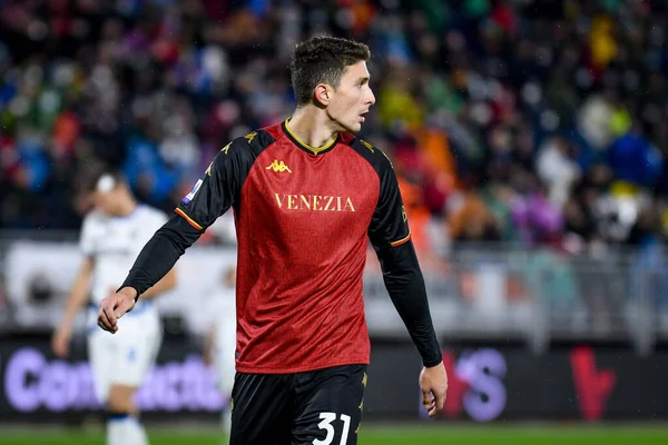 Venezia 'nın Mattia Caldara portresi İtalyan futbolu Serie A maçı sırasında Venezia FC, Venezia FC' ye karşı Venedik, İtalya 'daki Pier Luigi Penzo stadyumunda, 27 Kasım 2021 - Fotoğraf: Ettore Griffoni