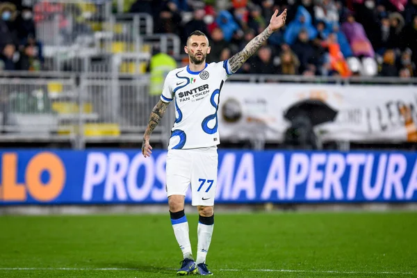 Inter 'in Marcelo Brozoviç' i, İtalya 'nın Venedik kentinde 27 Kasım 2021 tarihinde Venezia FC' ye karşı Inter FC maçında portre jestleri yaparken görülüyor.