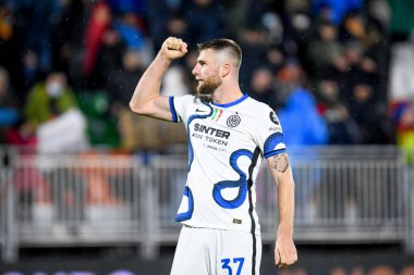 Inter 'in Milan Skriniar portresi İtalyan futbol takımı Serie A maçında Venezia FC ile Inter FC' nin Venedik, İtalya 'daki Pier Luigi Penzo Stadyumu' nda oynadığı karşılaşmada hayranlarını selamlıyor.